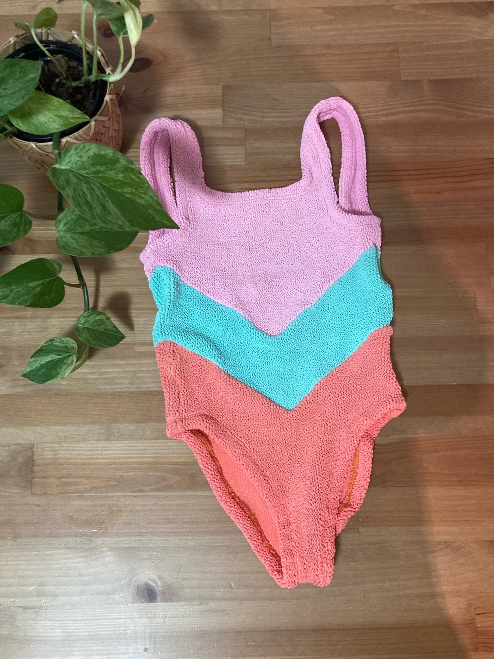 Hunza G Kids crinkle one piece swimsuit. One size. Fits approximately 7-12.